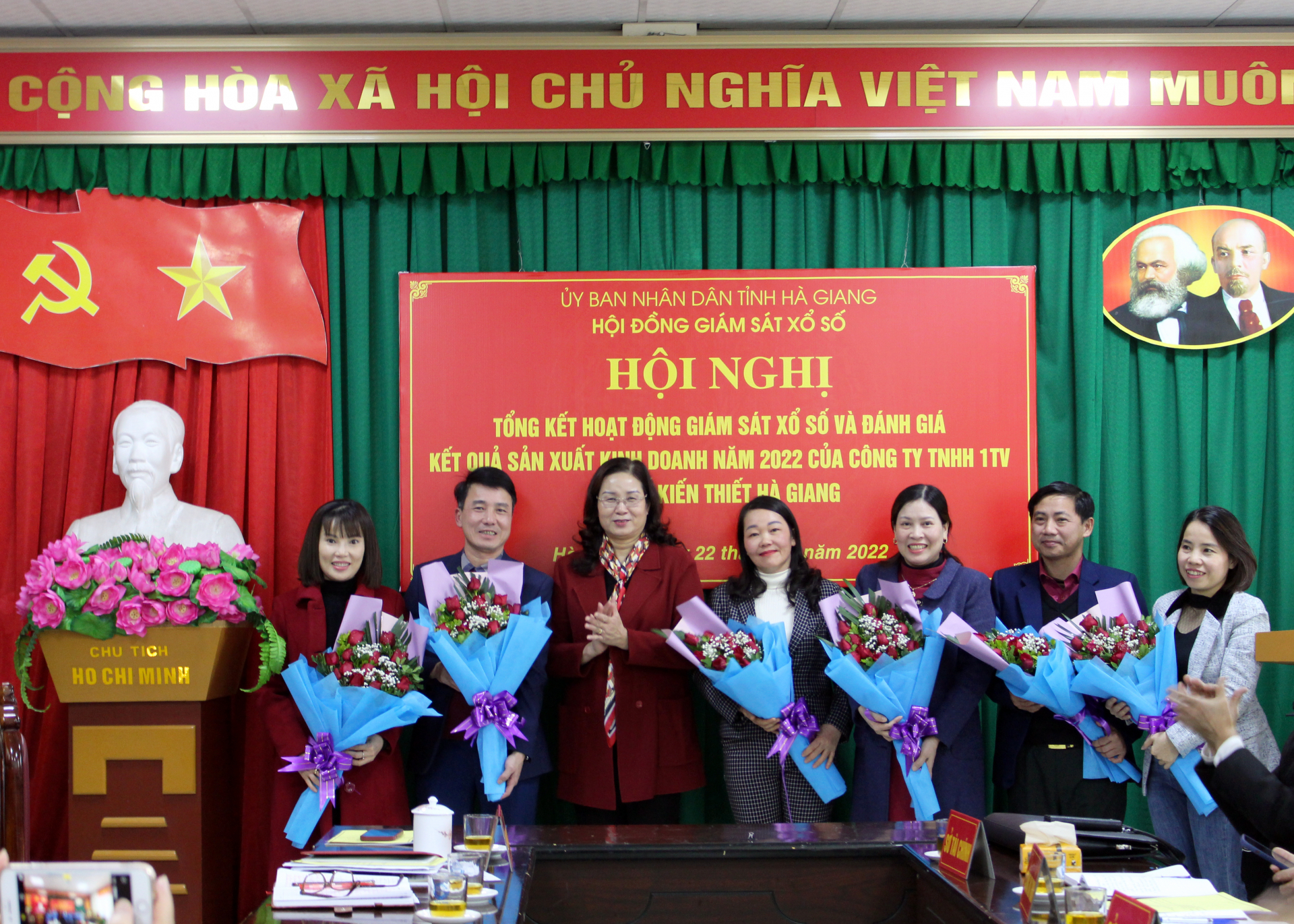 Chủ tịch Hội đồng giám sát Xổ số tỉnh, Hà Thị Minh Hạnh khen thưởng các thành viên Hội đồng có thành tích xuất sắc trong thực hiện công tác năm 2022