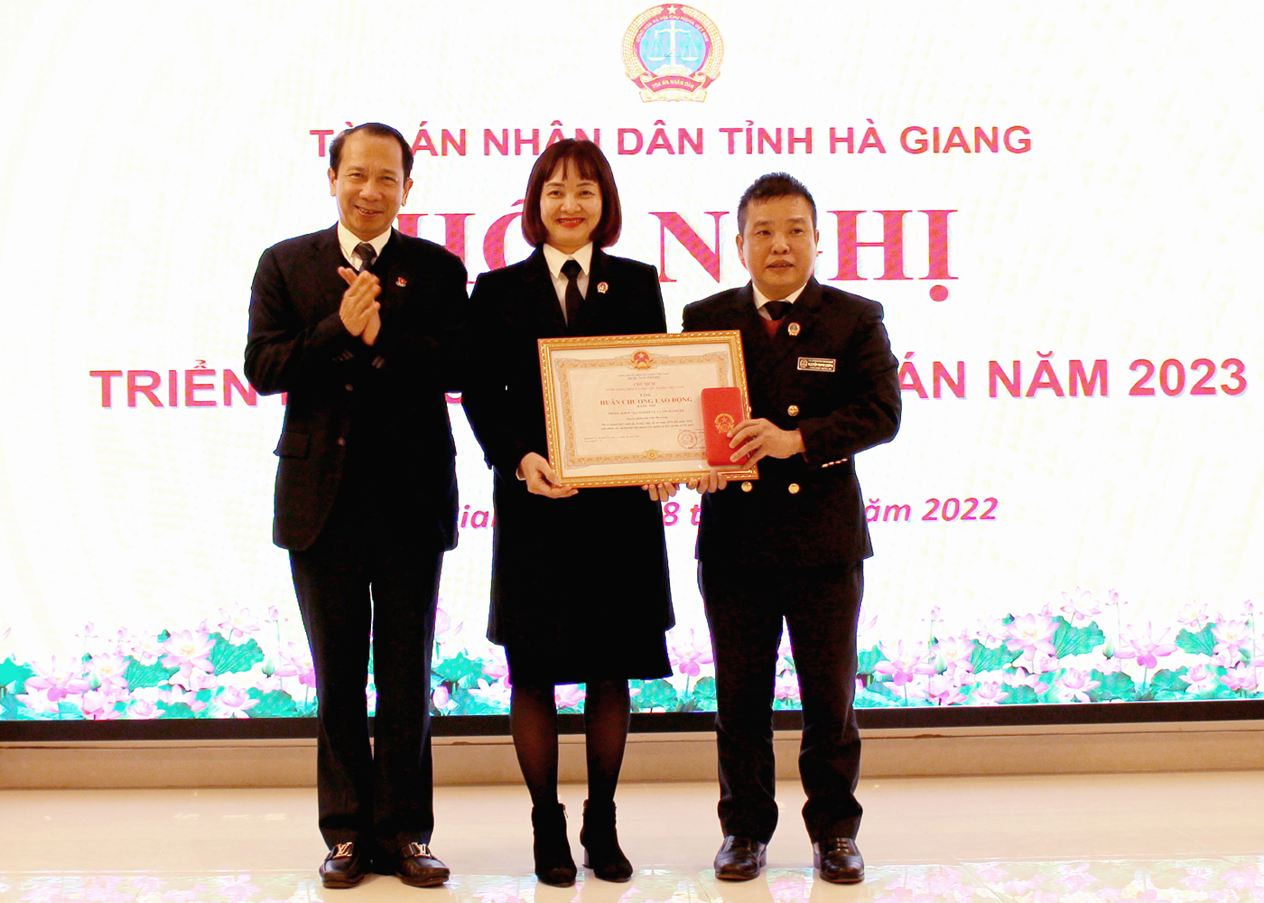 Phó Chủ tịch UBND tỉnh Trần Đức Quý trao Huân chương Lao động hạng Nhì cho Phòng kiểm tra nghiệp vụ và Thi hành án TAND tỉnh.