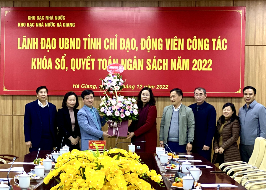 Phó Chủ tịch UBND tỉnh Hà Thị Minh Hạnh tặng hoa tập thể Ban Giám đốc KBNN tỉnh.
