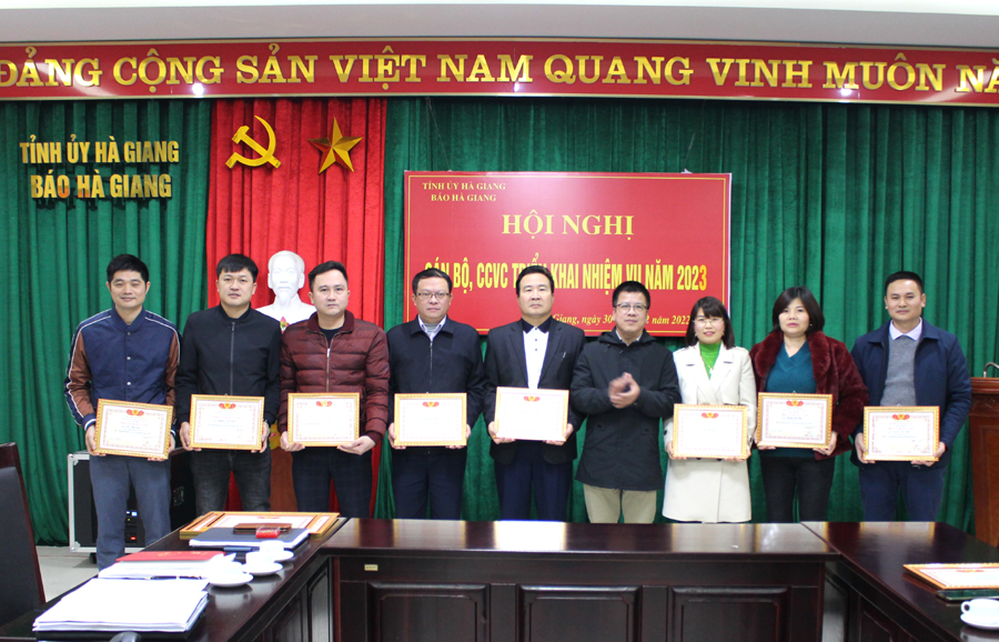 Tổng biên tập Báo Hà Giang trao danh hiệu Chiến sỹ thi đua cơ sở năm 2022 cho các cá nhân.
