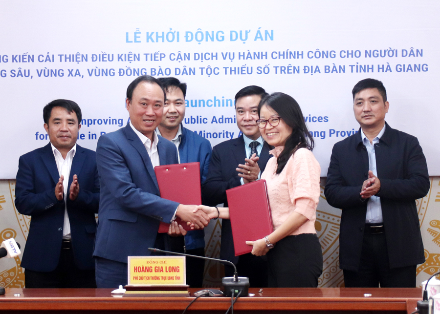 Phó Chủ tịch Thường trực UBND tỉnh Hoàng Gia Long và các đại biểu chứng kiến việc trao thư thỏa thuận giữa UNDP và Sở Nội vụ tỉnh Hà Giang trong việc triển khai dự án.
