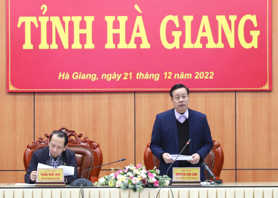 Chủ tịch UBND tỉnh Nguyễn Văn Sơn thảo luận tại hội nghị.
