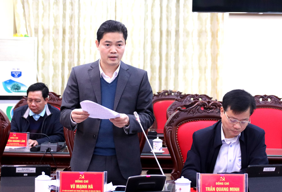 Trưởng Ban Tuyên giáo Tỉnh ủy Vũ Mạnh Hà báo cáo kết quả hoạt động của Hội đồng Lý luận tỉnh năm 2022. 