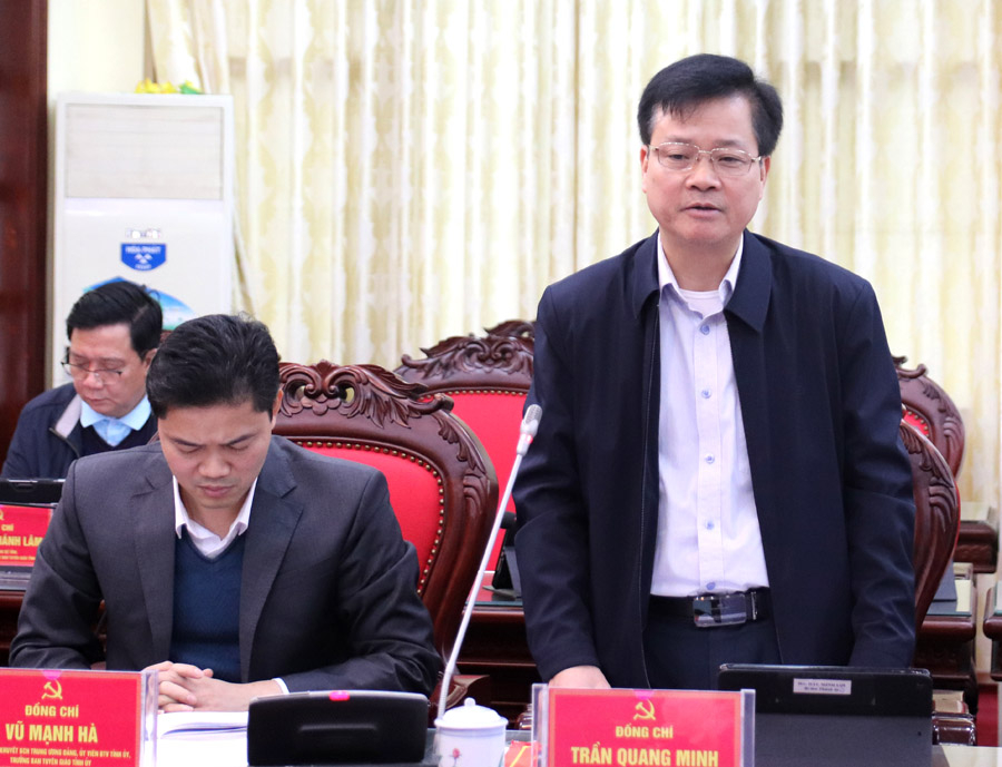 Chủ nhiệm Ủy ban Kiểm tra Tỉnh ủy Trần Quang Minh thảo luận tại phiên họp. 