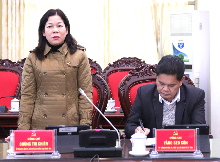 Phó Chủ tịch Thường trực HĐND tỉnh Chúng Thị Chiên thảo luận tại phiên họp.