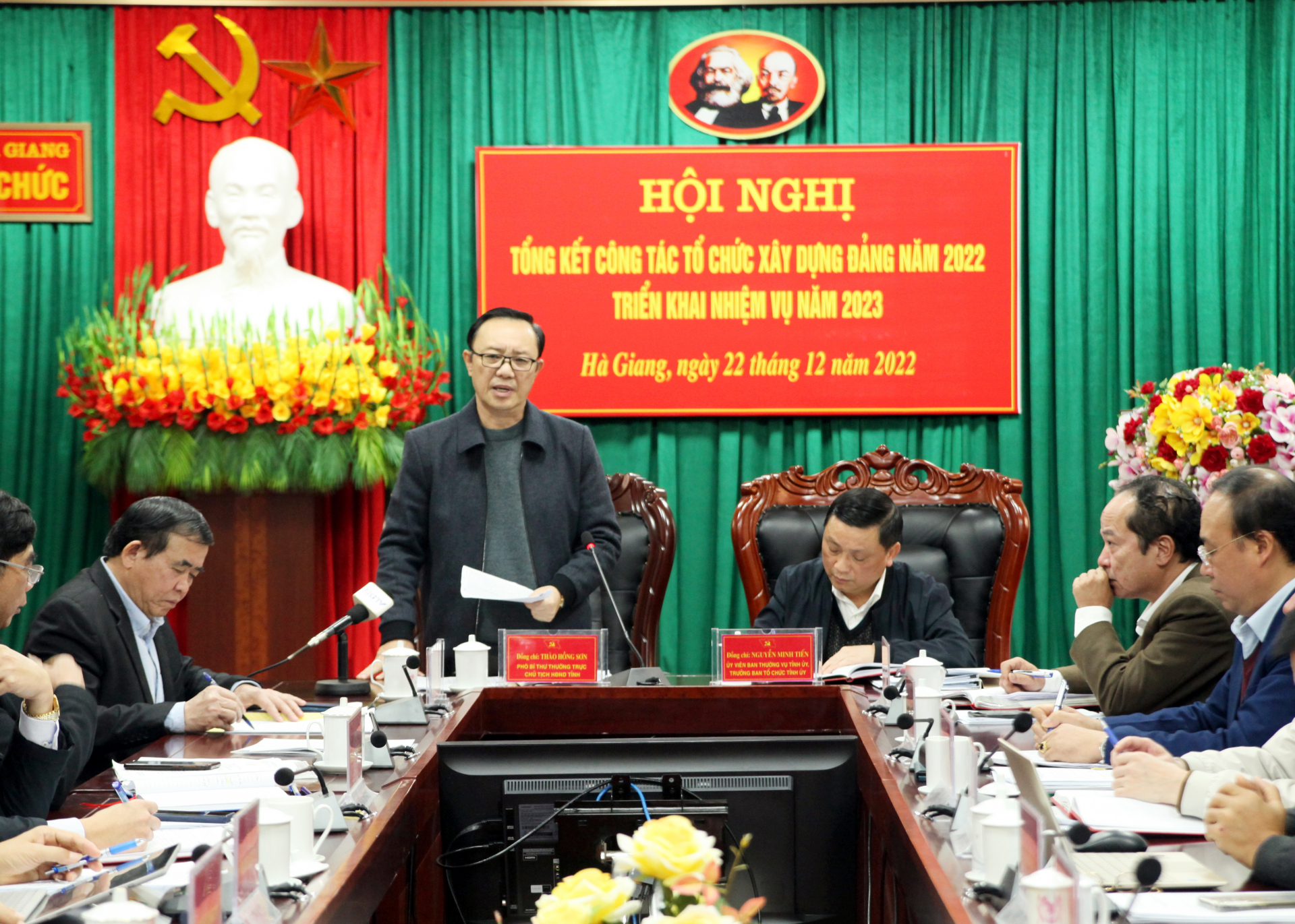 Phó Bí thư Thường trực Tỉnh ủy Thào Hồng Sơn phát biểu tại hội nghị.