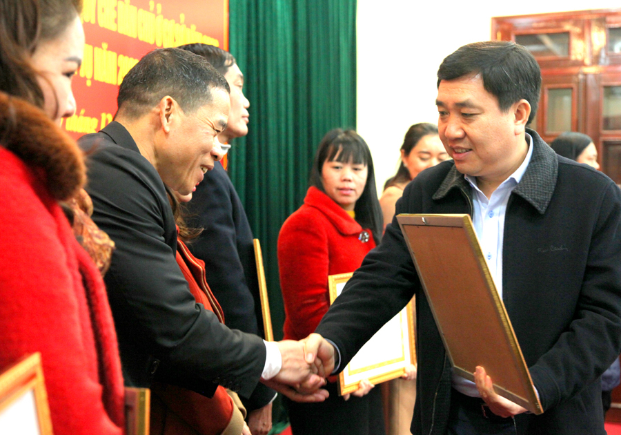 Đồng chí Nguyễn Mạnh Dũng tặng Giấy khen cho các tập thể có thành tích xuất sắc trong công tác DV năm 2022.

