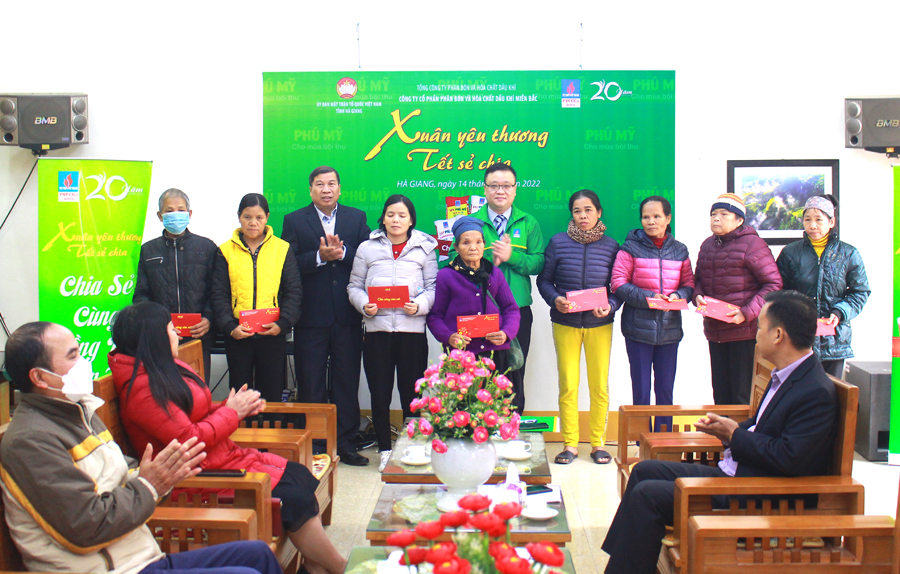 Lãnh đạo Công ty Cổ phần Phân bón và Hóa chất Dầu khí miền Bắc và Ủy ban MTTQ tỉnh trao quà cho đại diện một số hộ nghèo trên địa bàn thành phố Hà Giang
