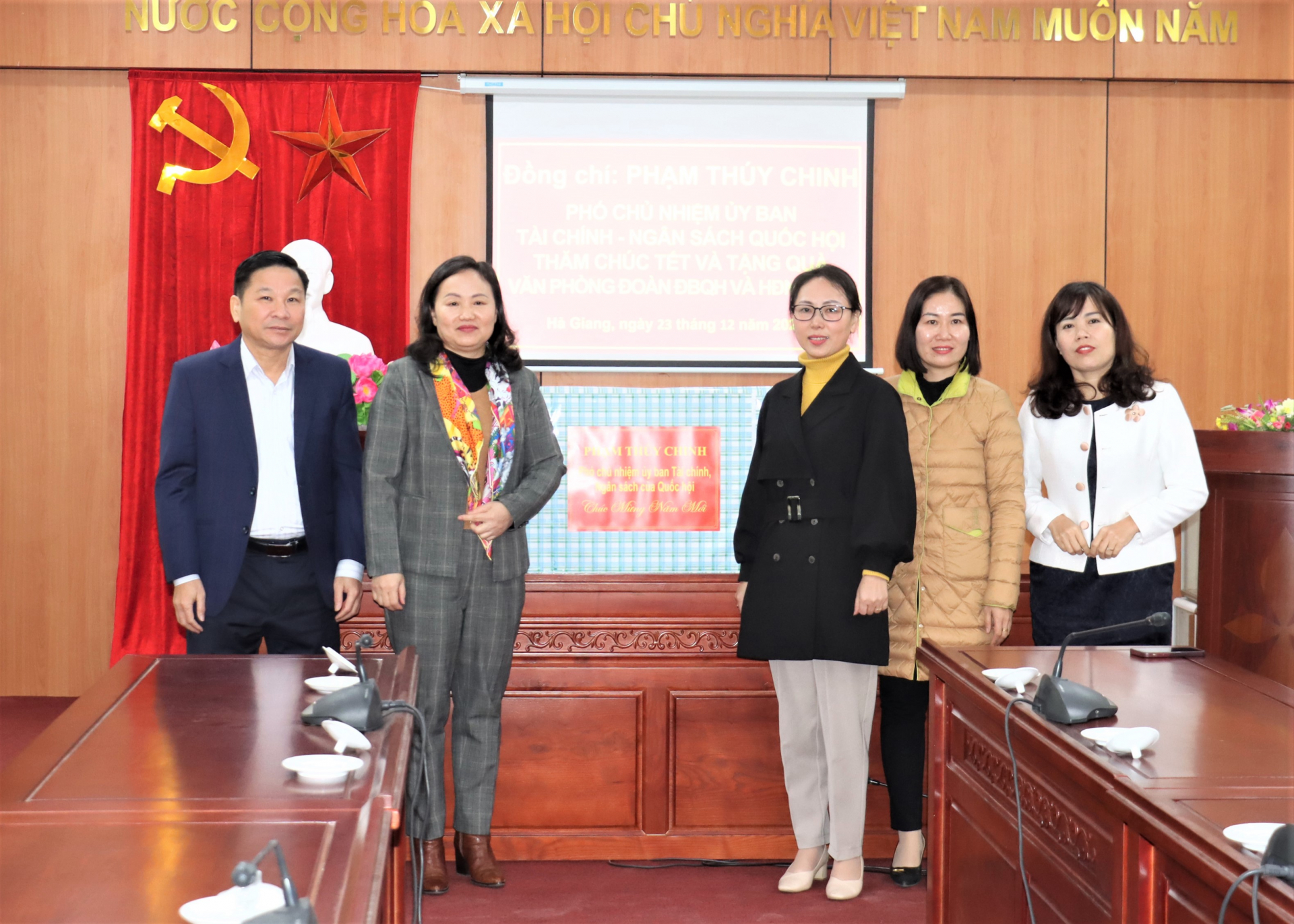 Đồng chí Phạm Thúy Chinh, Phó Chủ nhiệm Ủy ban tài chính – Ngân sách của Quốc hội tặng quà Văn phòng Đoàn ĐBQH và HĐND tỉnh.