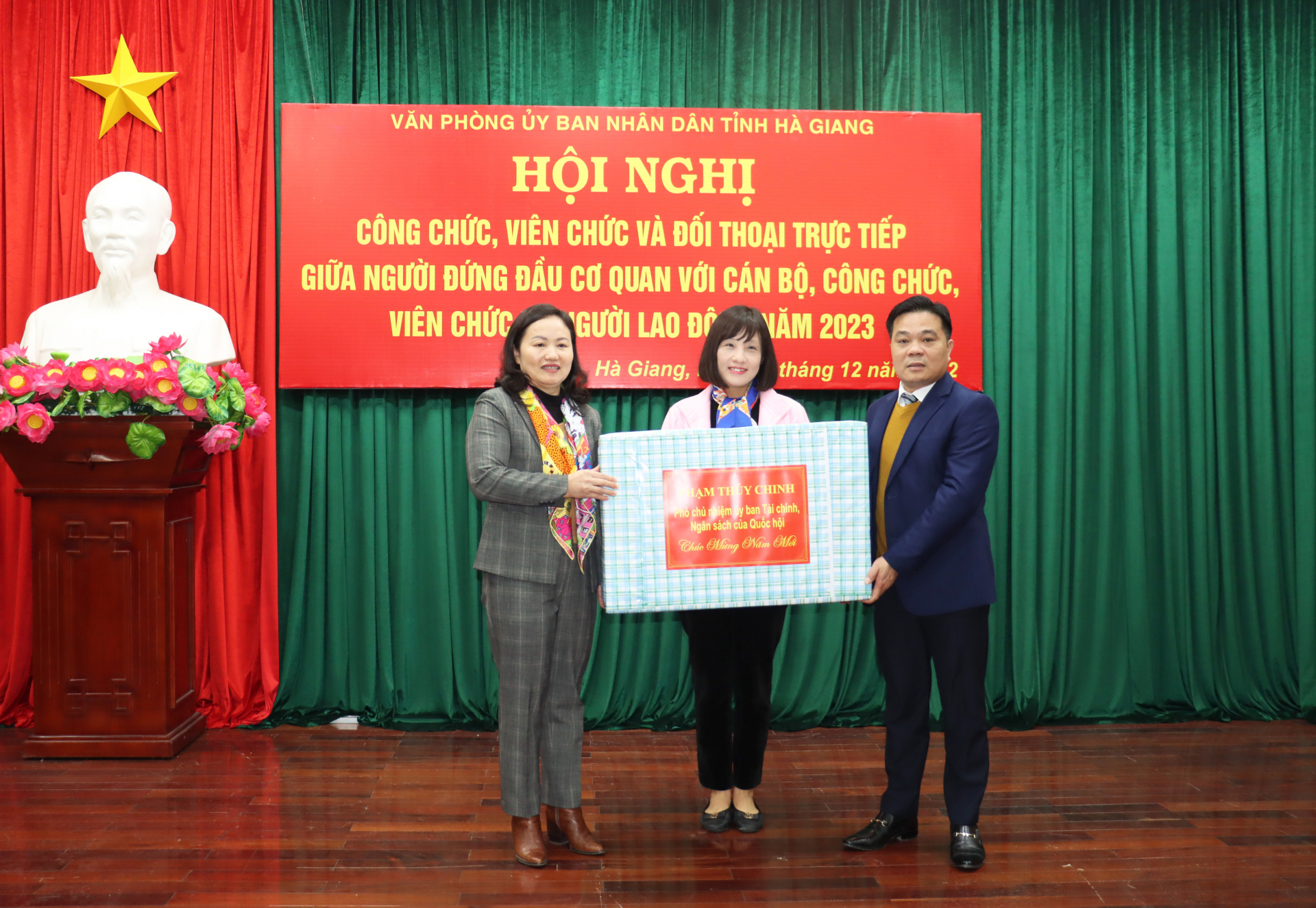 Đồng chí Phạm Thúy Chinh, Phó Chủ nhiệm Ủy ban tài chính – Ngân sách của Quốc hội tặng quà Văn phòng UBND tỉnh.