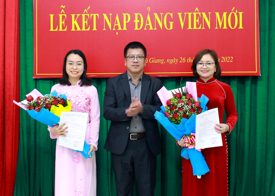 Đồng chí Nguyễn Trung Thu trao Quyết định kết nạp Đảng cho 2 đồng chí
