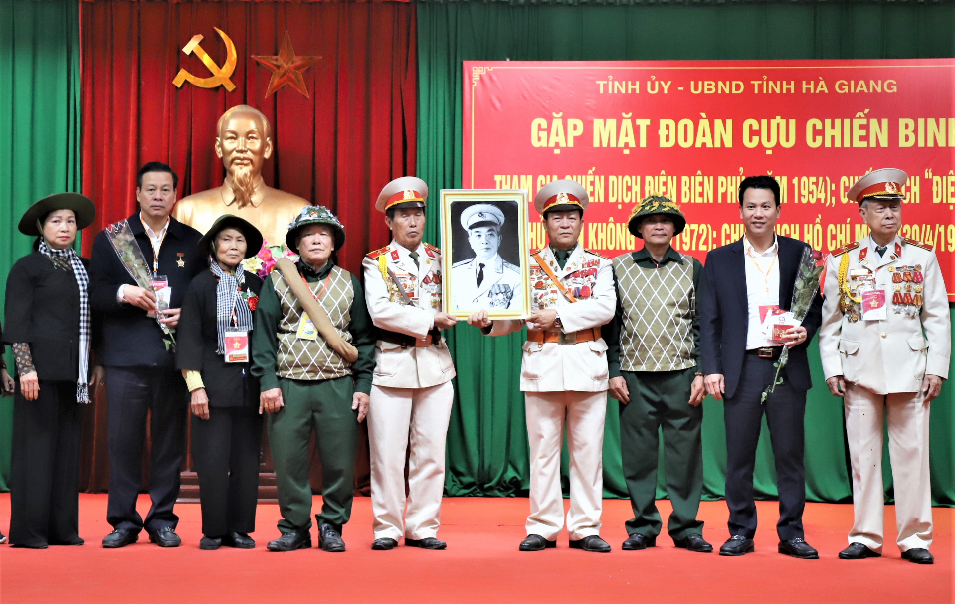 Đoàn CCB 3 chiến dịch lịch sử Việt Nam trao tặng Kỷ niệm chương cho các đồng chí lãnh đạo tỉnh.
