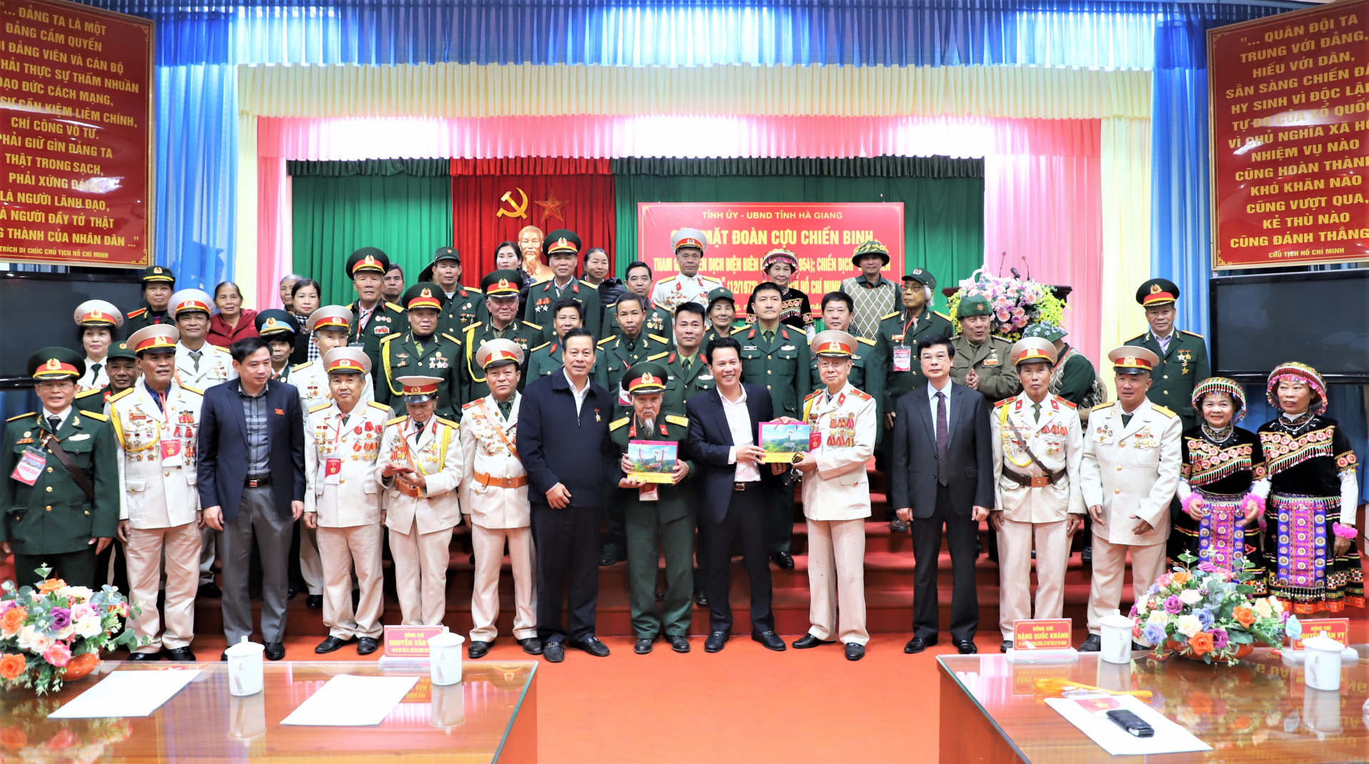 Các đồng chí lãnh đạo tỉnh tặng quà cho Đoàn CCB 3 chiến dịch lịch sử Việt Nam.