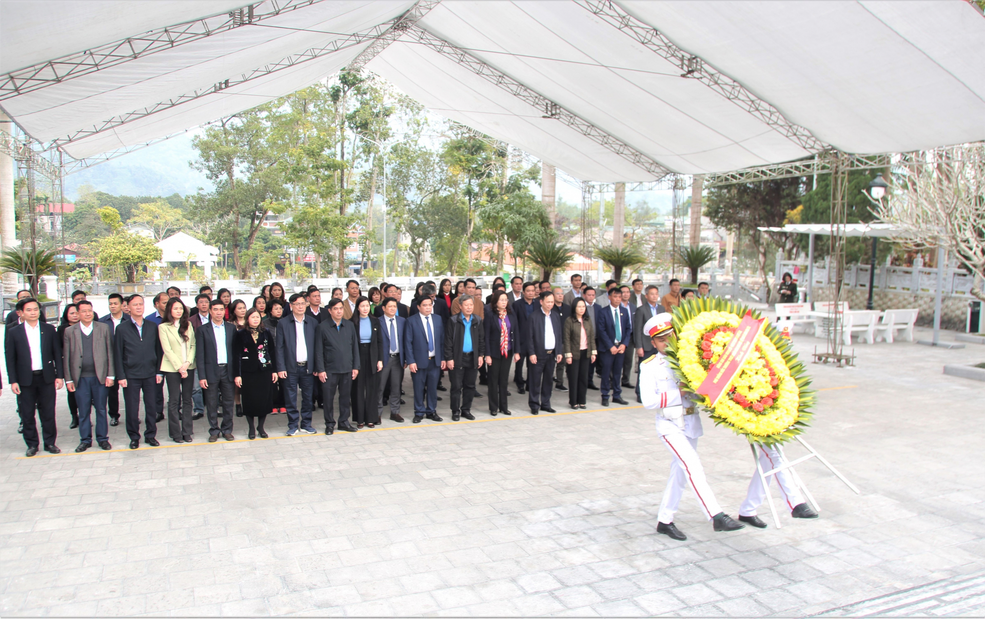 Đoàn công tác Ngân hàng Nhà nước Việt Nam dâng hoa, dâng hương tại Nghĩa trang Liệt sỹ Quốc gia Vị Xuyên.