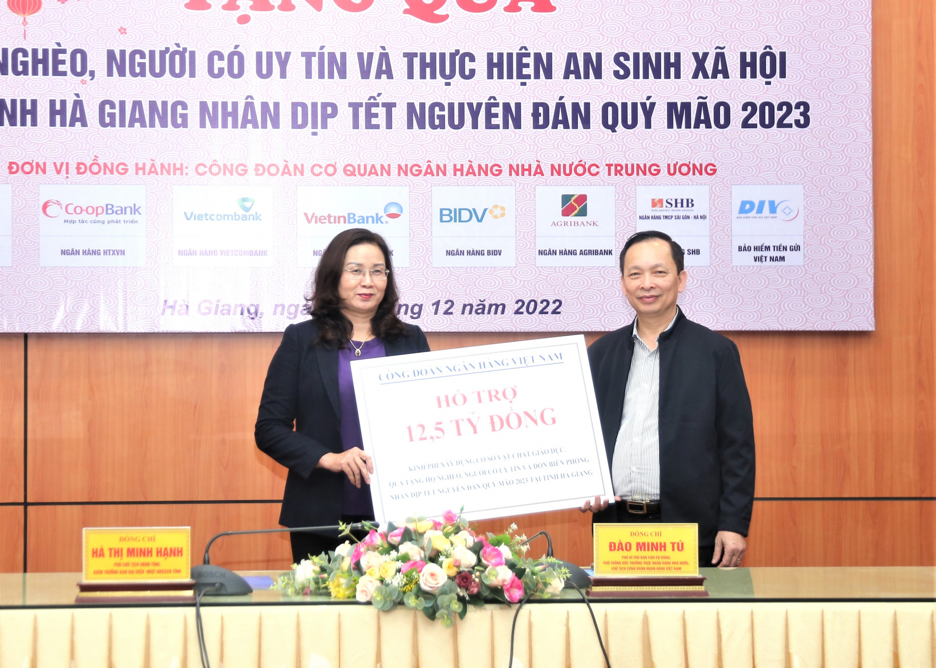 Phó Thống đốc Thường trực Ngân hàng Nhà nước Việt Nam Đào Minh Tú trao biển tượng trưng 12,5 tỷ đồng cho lãnh đạo tỉnh thực hiện công tác an sinh xã hội trên địa bàn.