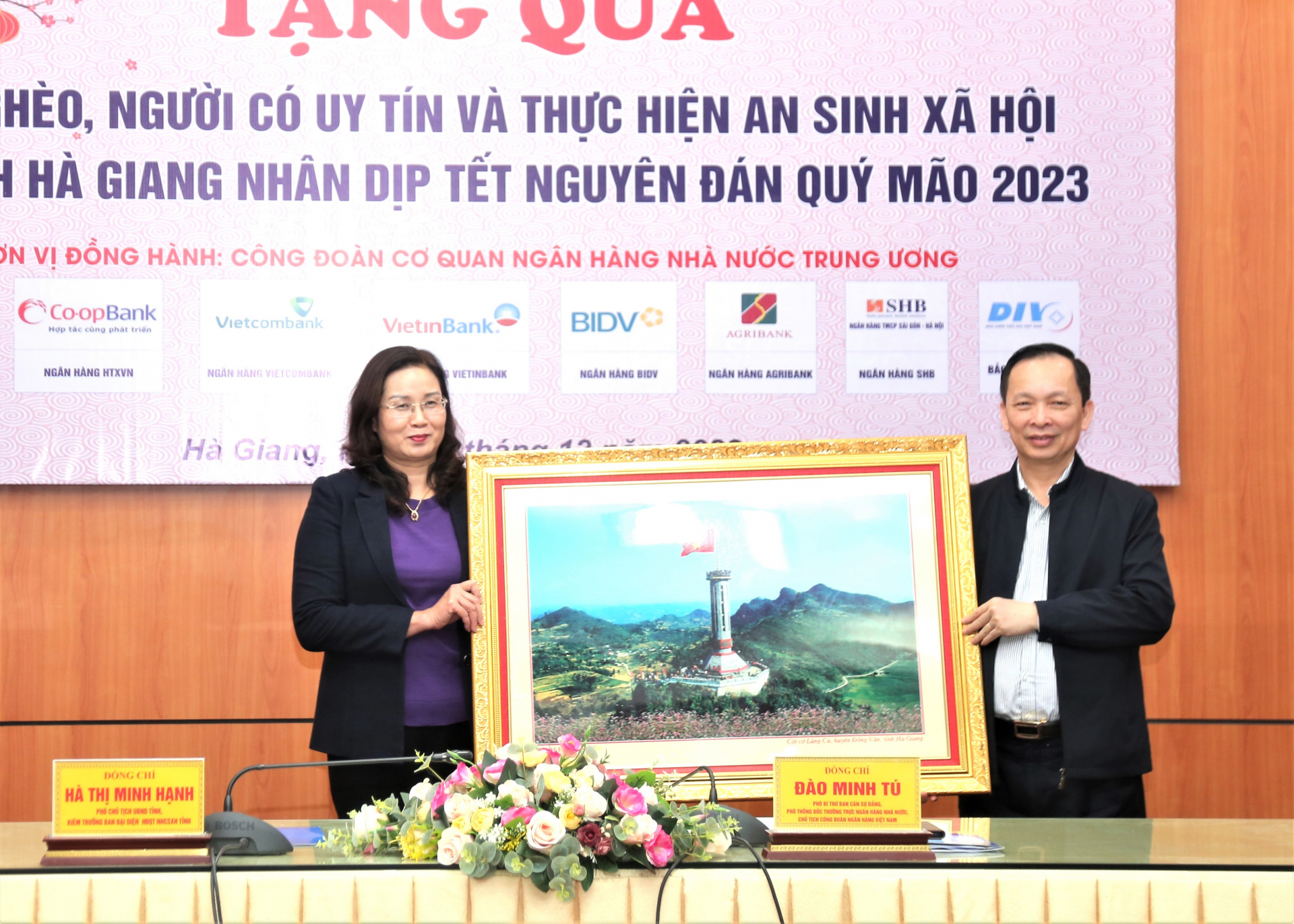 Phó Chủ tịch UBND tỉnh Hà Thị Minh Hạnh tặng bức tranh Cột cờ Quốc gia Lũng Cú cho đoàn công tác.