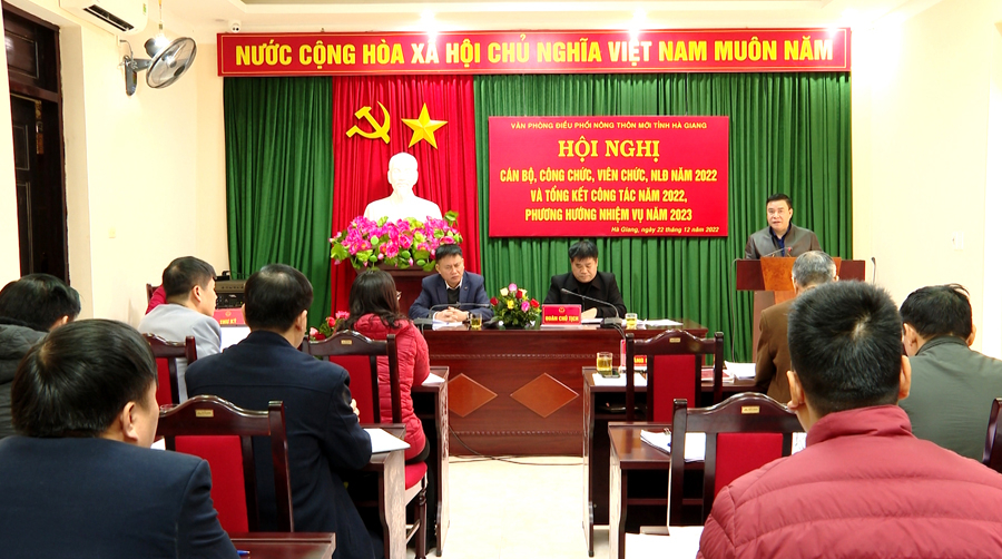 Phó Chủ tịch Thường trực UBND tỉnh Hoàng Gia Long phát biểu tại hội nghị.
