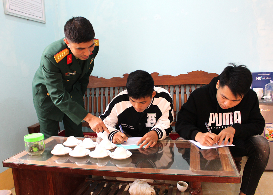 Cán bộ Ban Chỉ huy Quân sự huyện Bắc Mê hướng dân công dân viết đơn tình nguyện nhập ngũ.