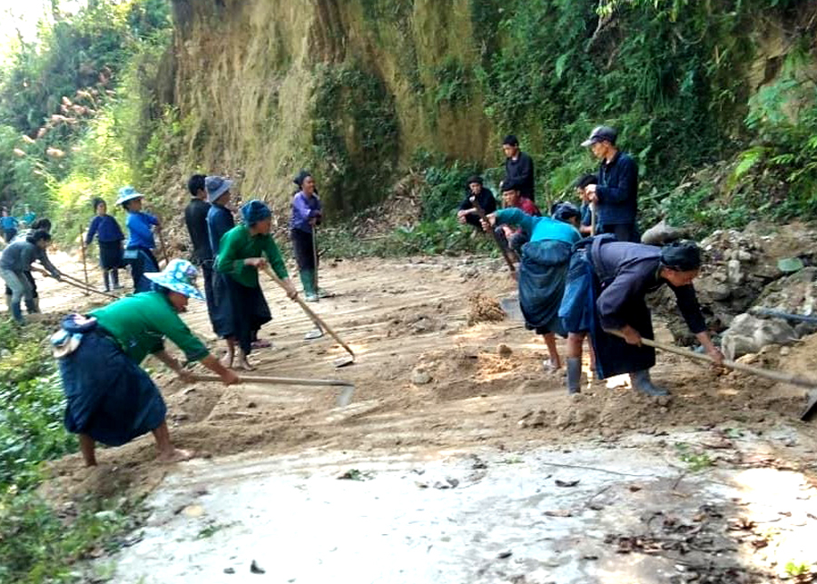 Hội viên nông dân xã Đản Ván (Hoàng Su Phì) dọn dẹp tuyến đường liên thôn.