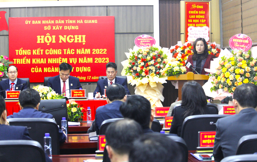 Phó Chủ tịch UBND tỉnh Hà Thị Minh Hạnh phát biểu tại hội nghị.
