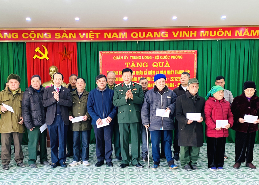 Thiếu tướng Trần Anh Du và Phó Chủ tịch UBND tỉnh Trần Đức Quý tặng quà các gia đình chính sách, thương binh, bệnh binh huyện Vị Xuyên.
