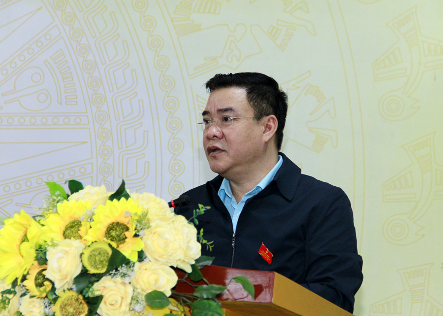 Phó Chủ tịch UBND tỉnh Hoàng Gia Long phát biểu tại buổi tiếp xúc cử tri.
