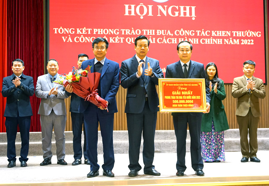 Chủ tịch UBND tỉnh Nguyễn Văn Sơn trao giải Nhất phong trào thi đua yêu nước năm 2022 cho huyện Bắc Quang. 