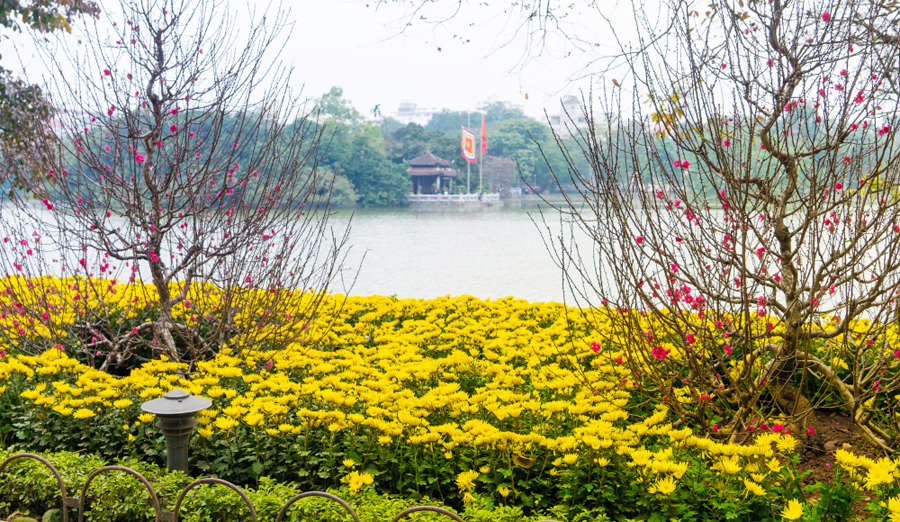 Khu vực hồ Hoàn Kiếm dịp Tết.