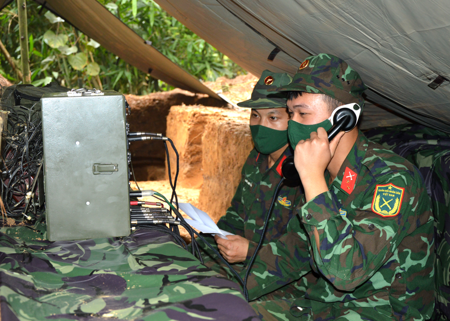 Chiến sỹ thông tin Bộ Chỉ huy Quân sự (CHQS) tỉnh luôn bảo đảm thông tin liên lạc trong mọi tình huống.

