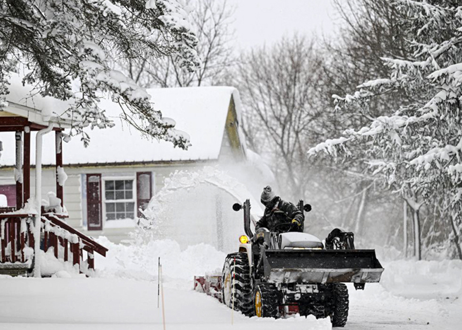 Dọn tuyết bằng máy xúc tại một con đường ở Buffalo, New York (Mỹ) ngày 26-12.