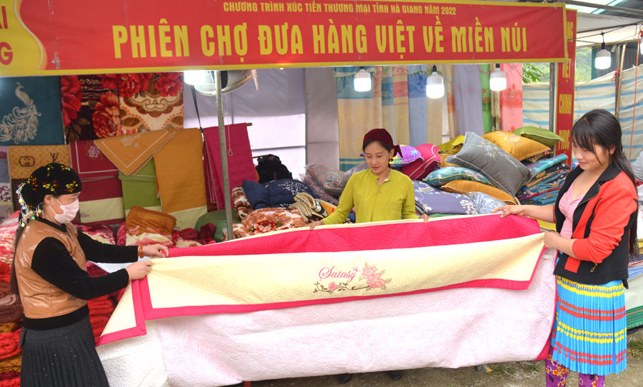 Nhiều mặt hàng do Việt Nam sản xuất được bán tại phiên chợ đưa hàng Việt về miền núi xã Niêm Tòng (Mèo Vạc). 			Ảnh: VĂN NGHỊ
