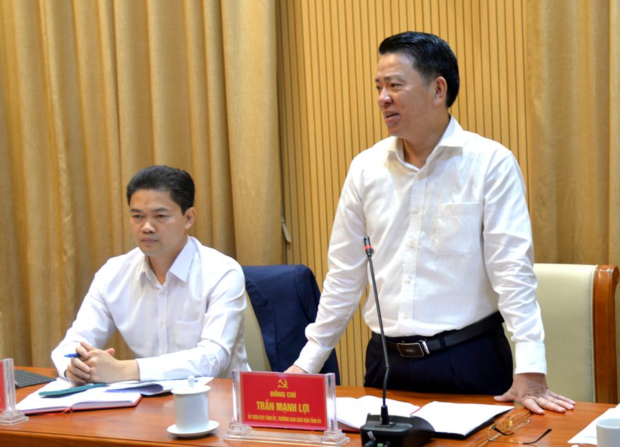 Trưởng ban Dân vận Tỉnh ủy Trần Mạnh Lợi phát biểu tại cuộc họp.

