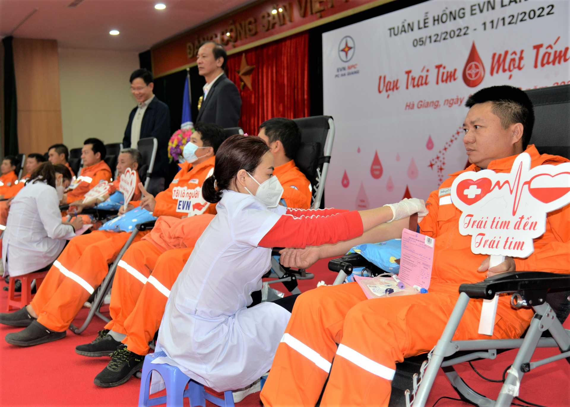 Cán bộ, công nhân viên, người lao động ngành Điện Hà Giang hiến máu nhân đạo.