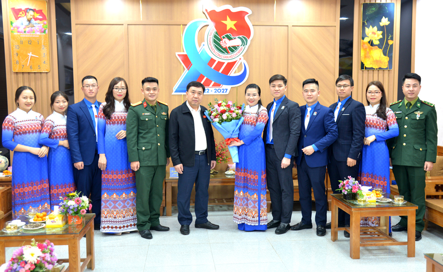 Phó Bí thư Tỉnh ủy Nguyễn Mạnh Dũng tặng hoa các đại biểu đi dự Đại hội đại biểu toàn quốc Đoàn TNCS Hồ Chí Minh lần thứ XII.
