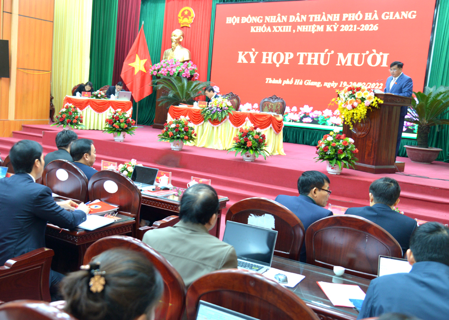 Bí thư Thành ủy – Chủ tịch HĐND thành phố Hầu Minh Lợi phát biểu khai mạc kỳ họp.
