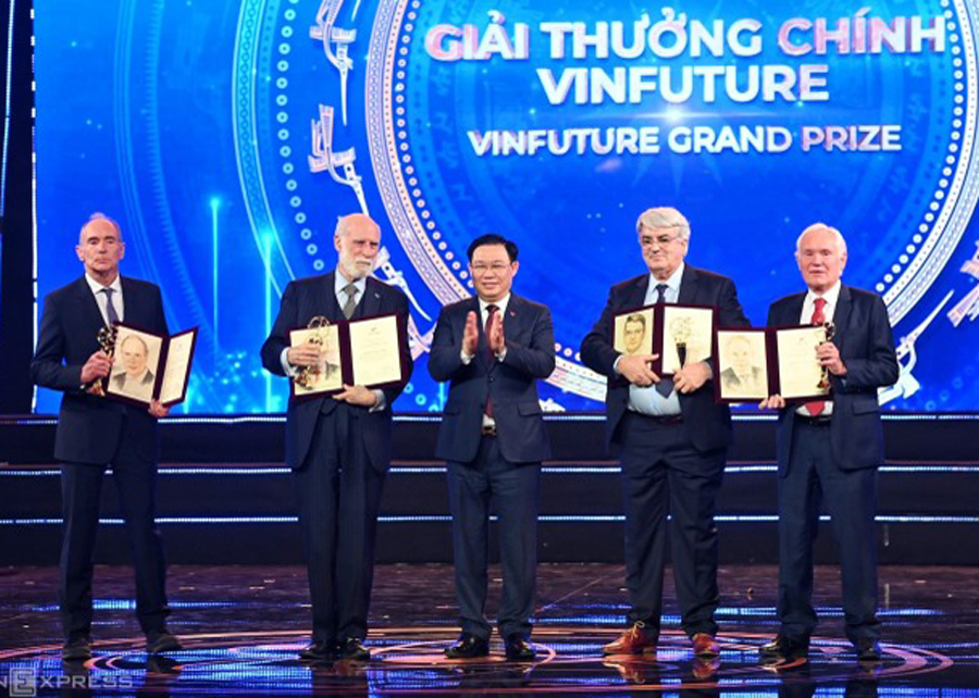 Chủ tịch Quốc hội Vương Đình Huệ (giữa) trao giải cho 4 tác giả giải chính tối 20/12 tại Hà Nội.