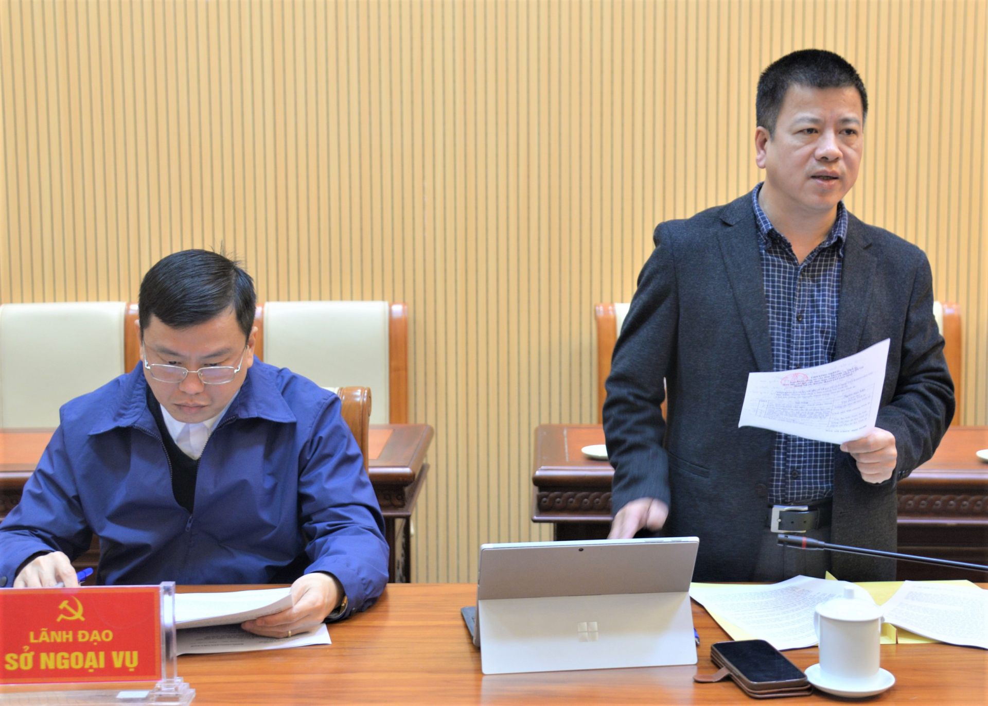 Tổng Biên tập Báo Hà Giang Nguyễn Trung Thu thảo luận tại buổi làm việc.