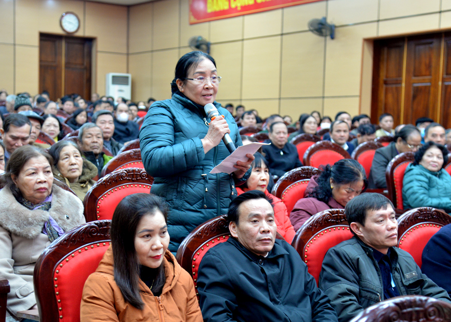 Bí thư Chi bộ tổ 16, phường Nguyễn Trãi đối thoại tại hội nghị
