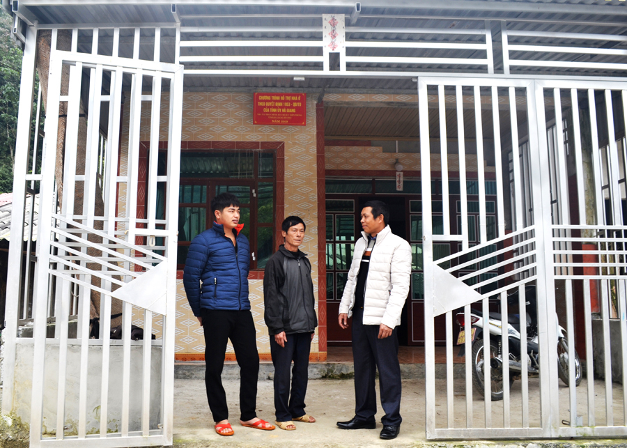 Chương trình hỗ trợ xây dựng nhà ở của tỉnh đã giúp ông Chảo A Nghì (giữa), thôn Lũng Làn, xã Sơn Vĩ có ngôi nhà mới khang trang.