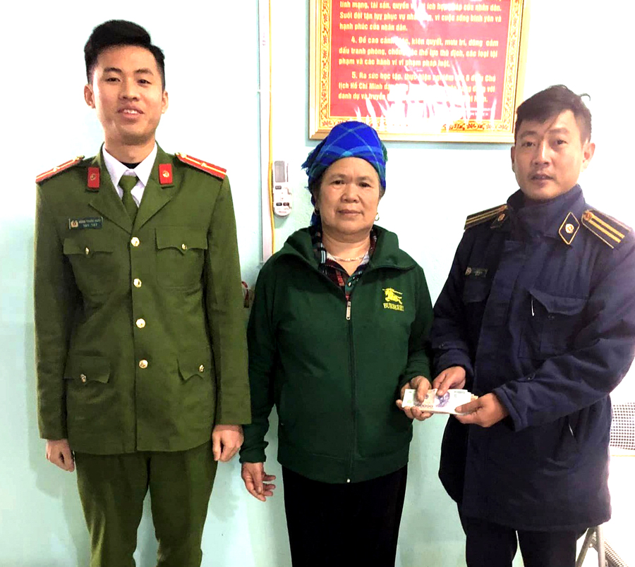 Anh Sùng Diu Quang bàn giao lại số tiền cho bà Thèn Thị Bóng 