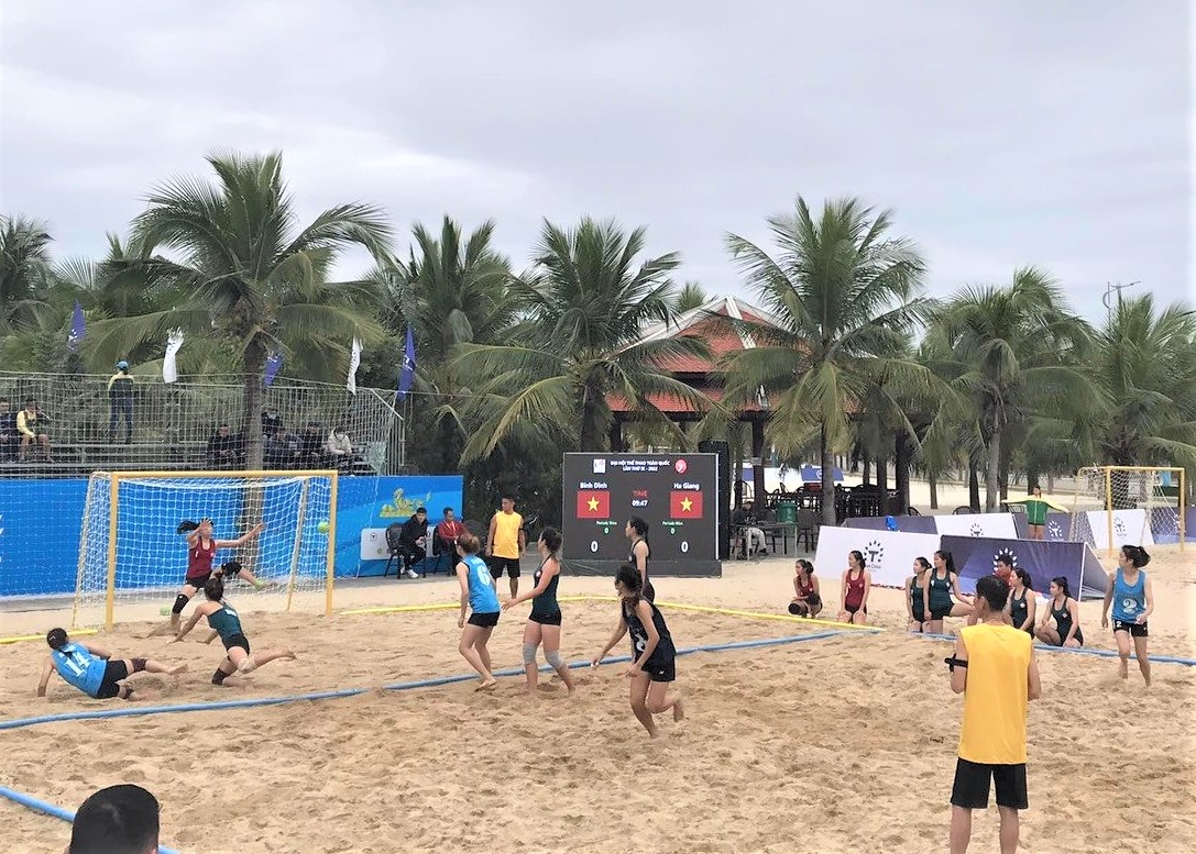 Thi đấu bóng ném bãi biển giữa đội Hà Giang và Bình Định trong khuôn khổ Đại hội TDTT toàn quốc lần thứ 9