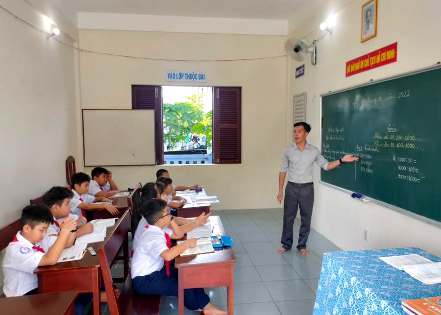 Một giờ học mới do thầy giáo Nguyễn Hữu Phú, Trường Tiểu học xã đảo Song Tử Tây giảng dạy