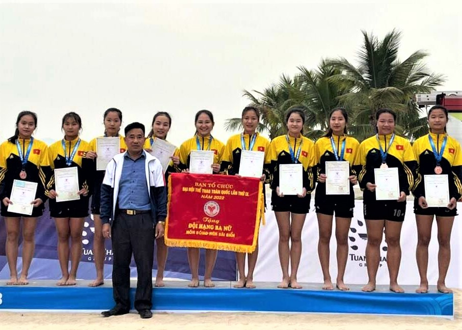 Đội tuyển bóng ném nữ Hà Giang giành Huy chương Đồng nội dung bóng ném bãi biển.