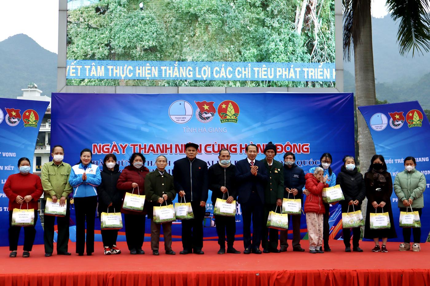 Phó chủ tịch UBND tỉnh Trần Đức Quý cùng Bí thư Tỉnh đoàn trao quà tặng cho các gia đình có hoàn cành khó khăn