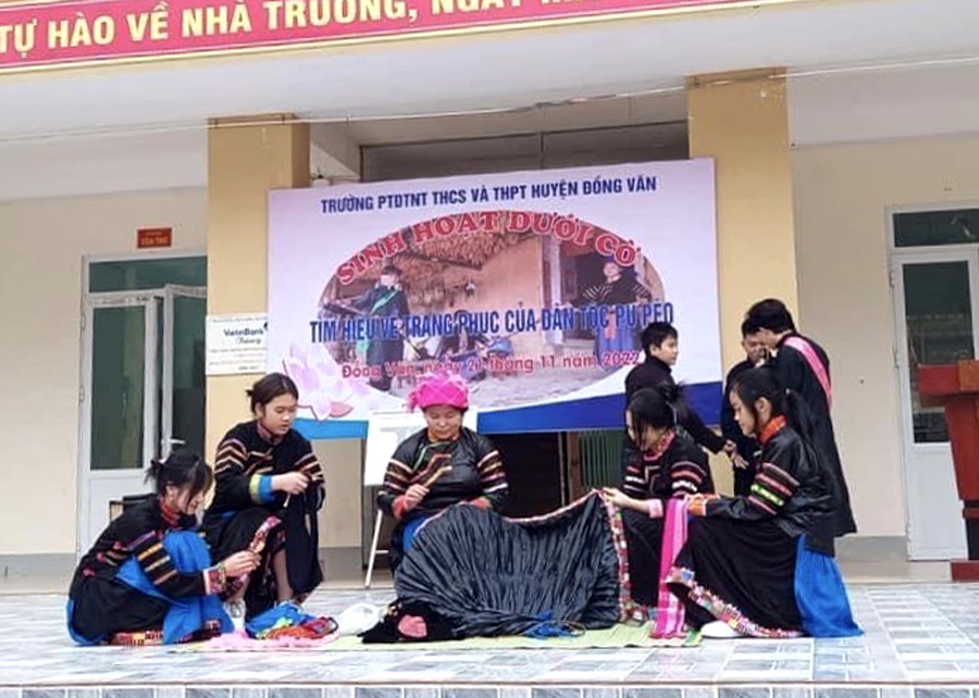 Học sinh Trường PTDT Nội trú THCS và THPT huyện Đồng Văn tìm hiểu về trang phục dân tộc.

