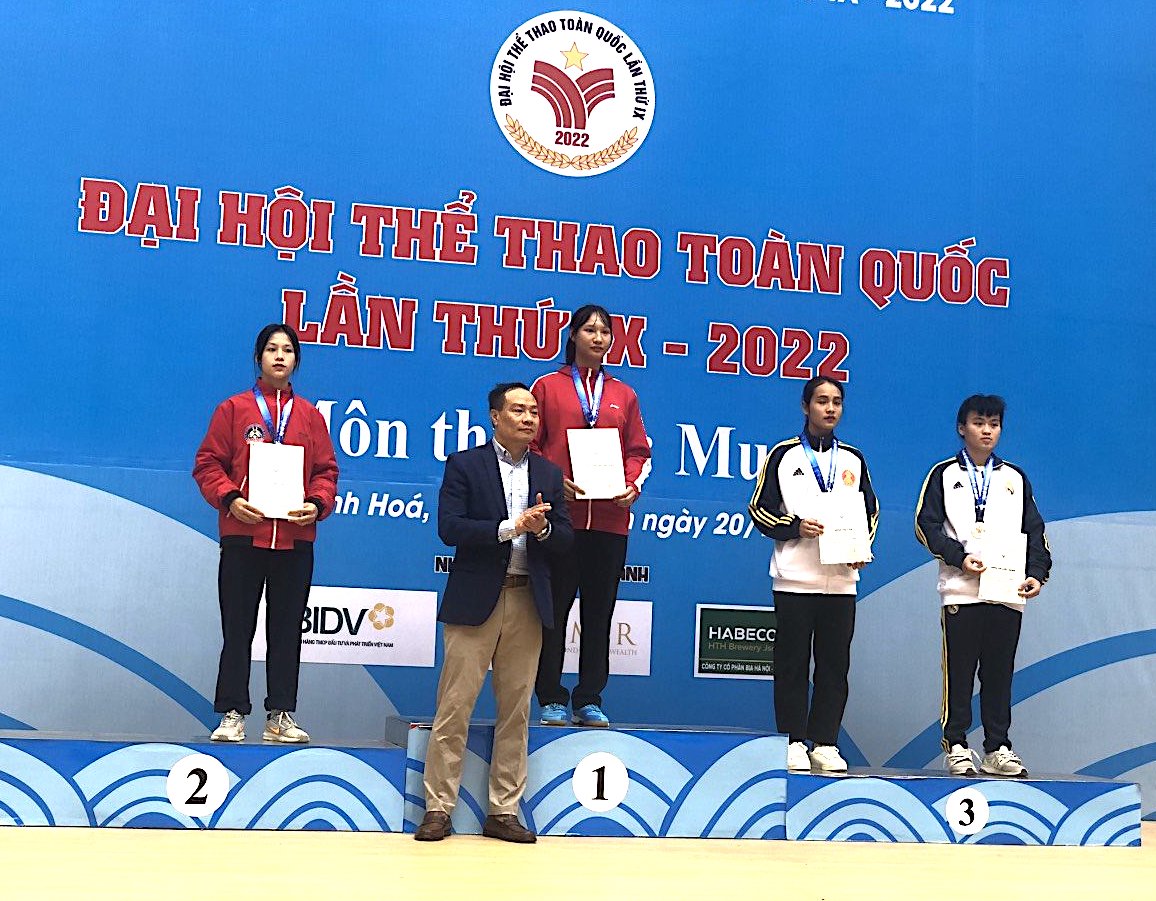 Vận động viên Lý Thị Tam (đứng bục số 2), giành HC bạc hạng 63,5kg nội dung Muay Thái