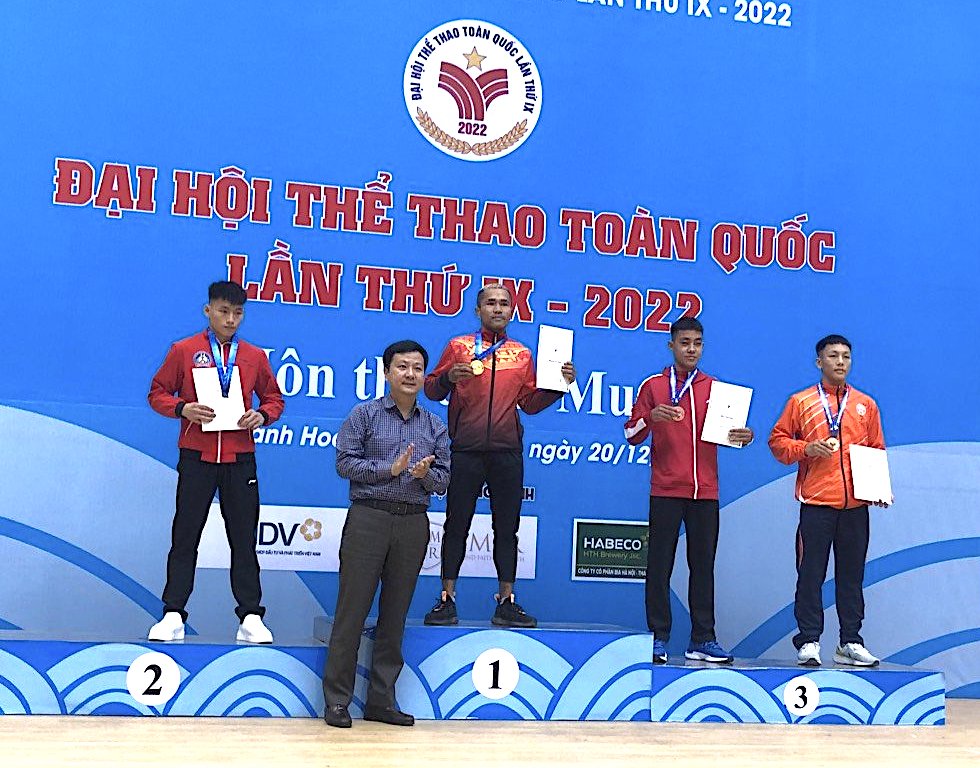 Vận động viên Tẩn Đức Hạnh (đứng bục số 2), giành HC Bạc hạng 54kg nội dung Muay Thái