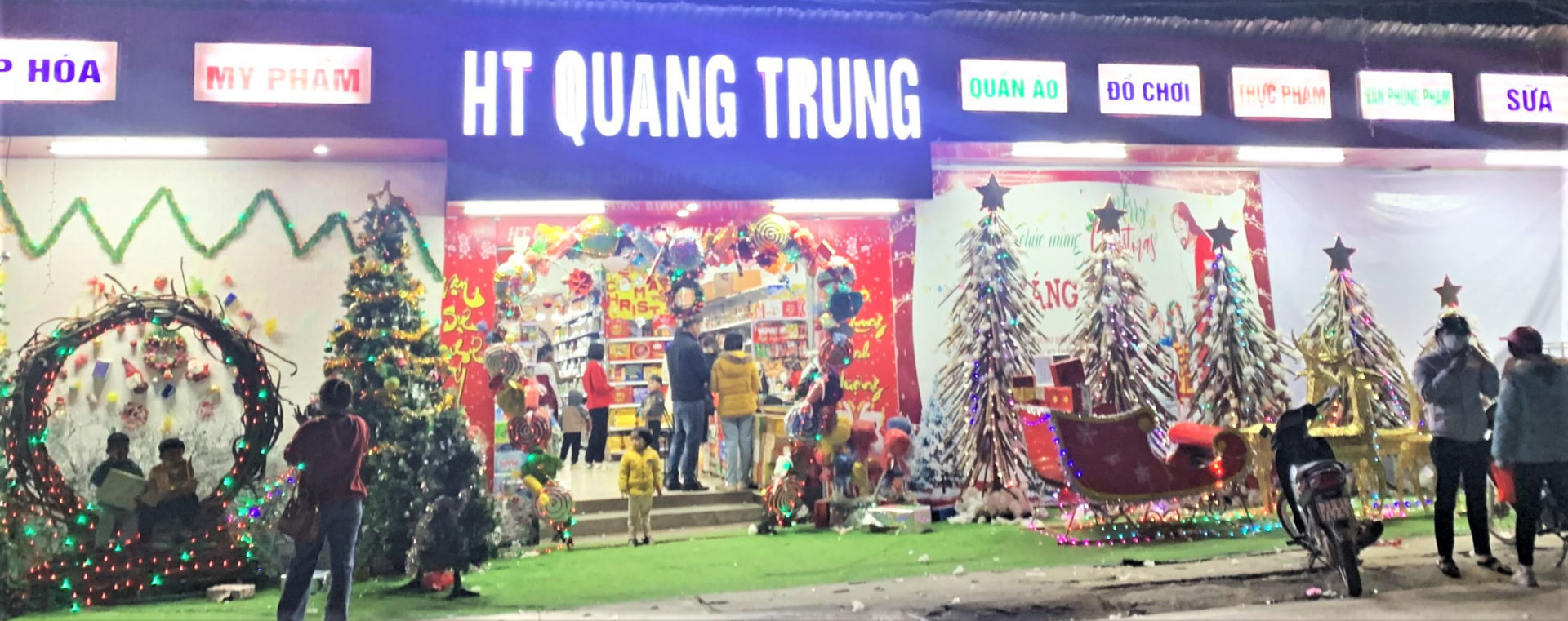 Theo ghi nhận của PV, vào khoảng 22h30 siêu thị HT Quang Trung vẫn còn đông lượng khách đến chơi và chụp ảnh dịp Giáng sinh
