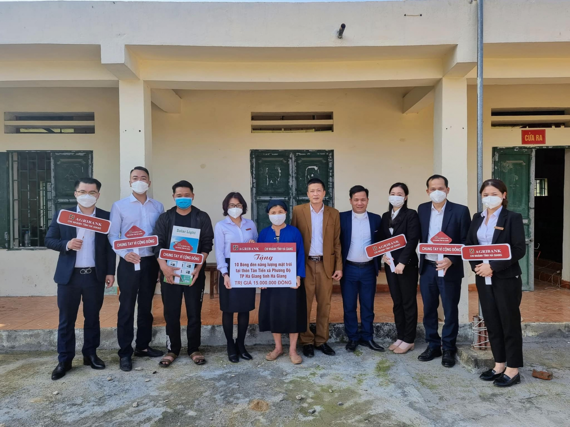 Đại diện Đoàn thanh niên Agribank chi nhánh Hà Giang trao tặng bóng đèn cho chính quyền và người dân xã Phương Độ