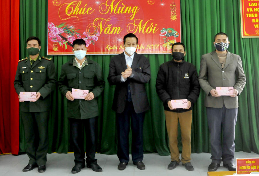 Chủ tịch UBND tỉnh Nguyễn Văn Sơn tặng và gửi quà tới các hộ nghèo cho Ủy ban MTTQ các xã biên giới huyện Hoàng Su Phì.